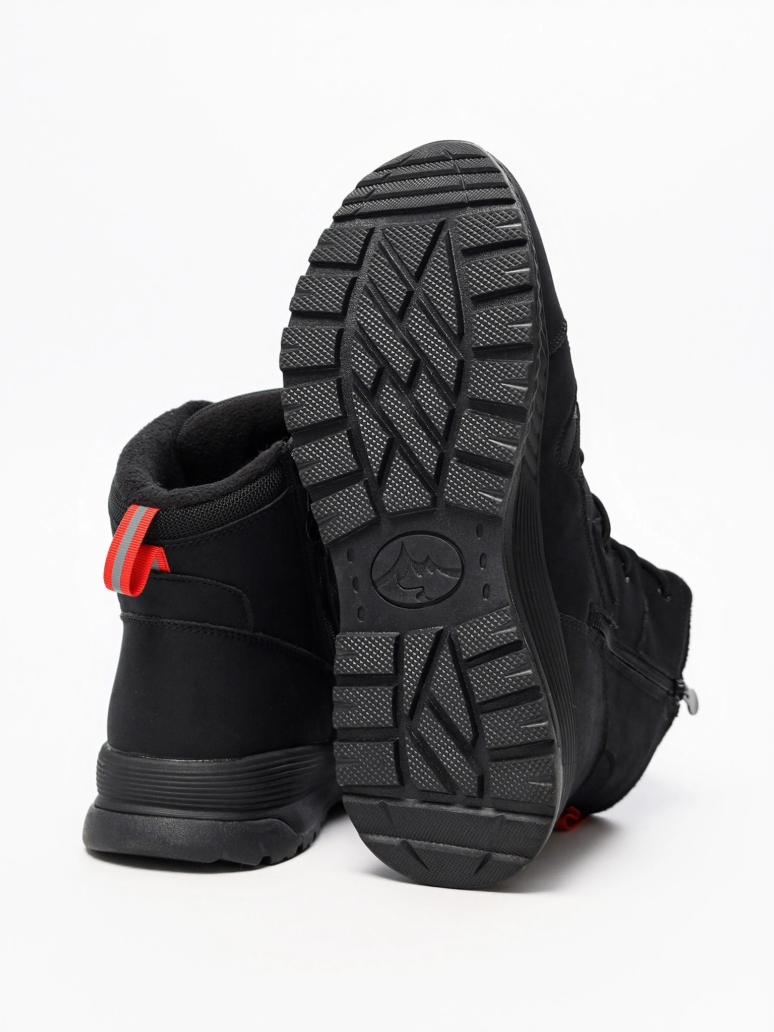 Ботинки черного цвета на средней рельефной подошве